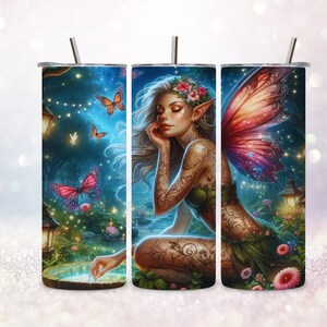 Könnte beinhalten: Ein Edelstahlbecher mit einem farbenfrohen Feendesign. Die Fee hat schillernde Flügel und sitzt in einer Waldlandschaft mit leuchtenden Lichtern und Schmetterlingen.