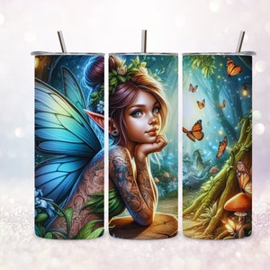 Könnte beinhalten: Ein Set aus drei Edelstahlbechern mit einem Feen- und Schmetterlingsdesign. Die Becher zeigen eine blaue und grüne Fee mit Flügeln, eine Waldszene mit Schmetterlingen und eine Nahaufnahme eines Schmetterlings.