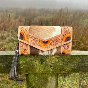 Portafoglio in pelle lavorata con motivo floreale western per donna, con cerniera, pochette, porta carte, turchese, marrone/Regali per lei