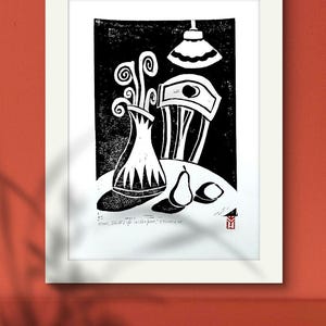Natura morta con una pera – Stampa linoleografica fatta a mano in formato A3 – Arte di frutta in bianco e nero – Natura morta vintage minimalista – Decorazione da parete per cucina grafica
