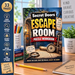 Puede incluir: Un libro de acertijos Secret Doors Escape Room con una ilustración de portada que muestra un arco de piedra, una brújula, una lupa y una llave. El libro incluye 33 páginas de acertijos lógicos, pistas ocultas, códigos secretos y desafíos.