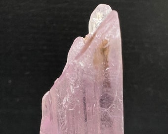 アフガニスタン産天然ディープピンククンツァイトクリスタル、108g