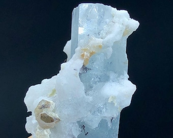 美しいブルーカラーのアクアマリンクリスタル、ショール、マイカ