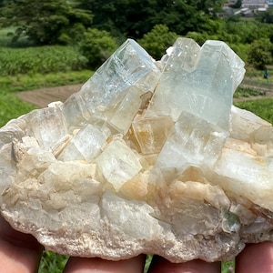 雲母入り天然スカイブルーアクアマリン結晶、アクアマリン標本、パキスタンのスカルドゥのナガール鉱山産アクアマリン