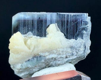 パキスタン産のアルバイトと組み合わせたブルーキャップトルマリン結晶