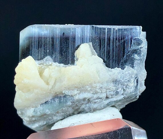 アフガニスタン産のアルバイト入り天然ブルーキャップトルマリン