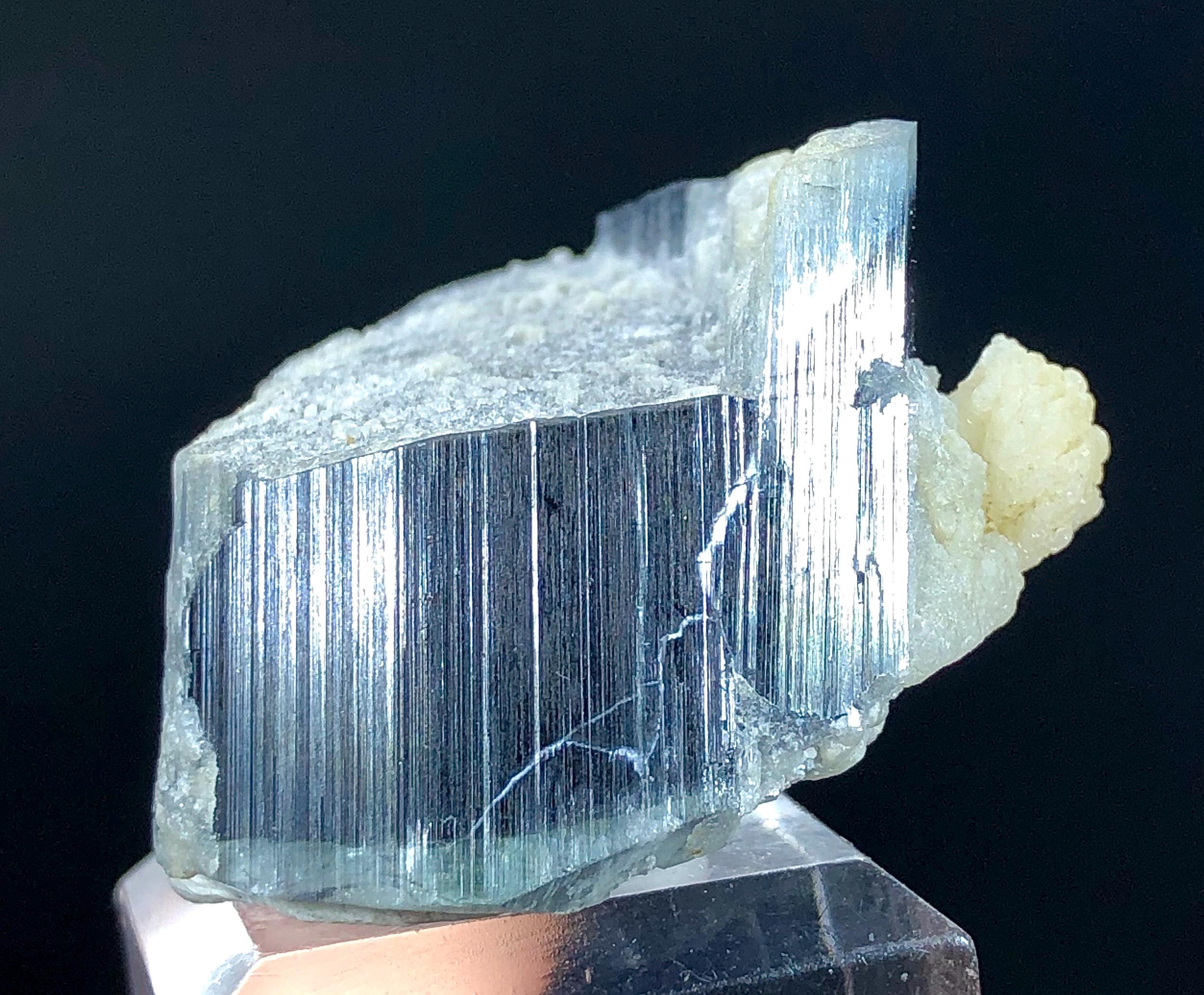 アフガニスタン産のアルバイト入り天然ブルーキャップトルマリン