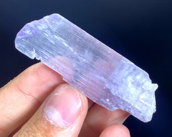 Cristal de kunzita rosa en bruto, espécimen mineral afgano terminado