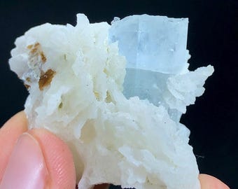 Cristal aigue-marine à terminaison naturelle avec muscovite de la vallée de Nagar au Pakistan - 30 grammes