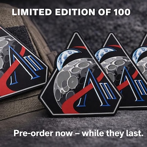 Könnte beinhalten: Schwarze, dreieckige Aufnäher mit Weltraum-Design. Jeder Aufnäher zeigt eine Mondgrafik, den Buchstaben "A" und den Text "LIMITED EDITION OF 100". Die Aufnäher haben rote und blaue Akzente. Der Text "Pre-order now - while they last" ist ebenfalls sichtbar.