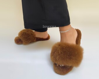 Peruaanse Alpaca Unisex bontpantoffels “Pompones” bruin —Pluizige winterpantoffels — Gezellige luxe huispantoffels — Handgemaakt door Peruaanse ambachtslieden