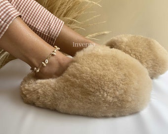 Peruaanse Alpaca Unisex bontpantoffels “Nubecitas” beige —Pluizige winterpantoffels — Gezellige luxe huispantoffels — Handgemaakt door Peruaanse ambachtslieden