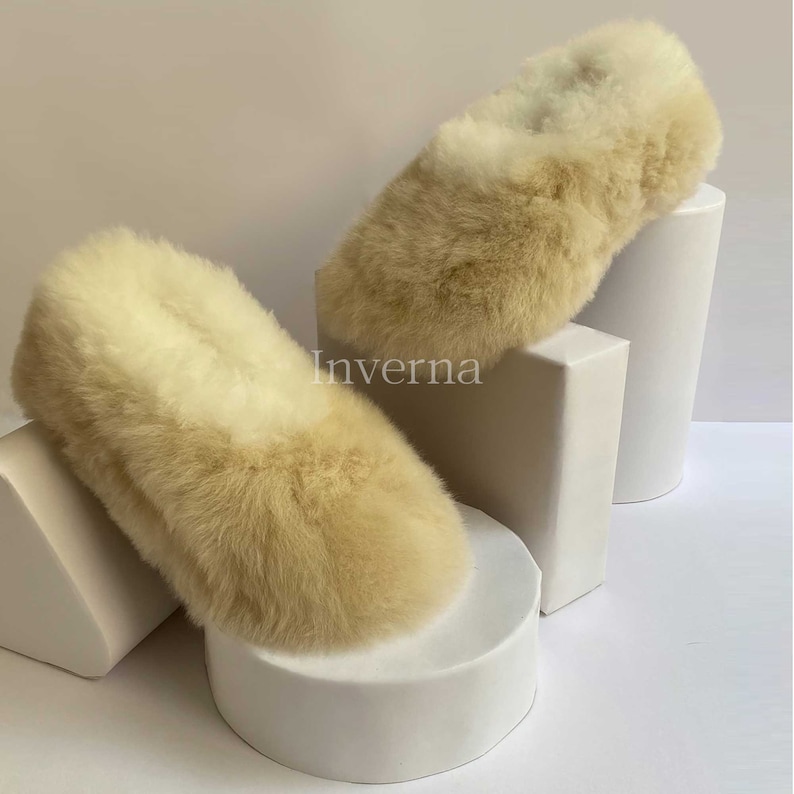 Zapatillas de piel de Alpaca Peruana Unisex Caramelos beige Zapatillas de invierno esponjosas Acogedoras zapatillas de casa de lujo Hechas a mano por artesanos peruanos imagen 4