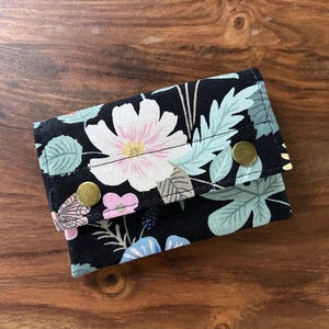Cartera delgada con doble cierre de broche y diseño floral de Strawberry Fields de Rifle Paper Co. - BESU Handmade