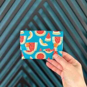 Cartera delgada con doble cierre a presión - Serie Frutas de Verano - Sandía Azul - BESU - Hecho a mano - Tarjetero de regalo de lona de lino