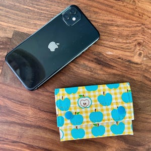 Cartera delgada con doble cierre a presión - Serie Frutas de verano - Cuadros amarillos picnic y manzana turquesa - BESU - Tarjetero de regalo de lona de lino hecho a mano