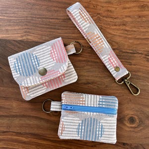 Juego de billetera para tarjetas y minibolsito con cremallera para la muñeca - Círculos de rayas grises, rosa y azul - Monedero con llavero - BESU Handmade
