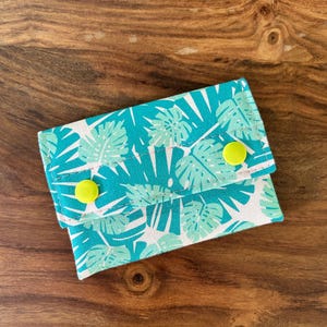 Cartera delgada con doble cierre a presión - Serie Frutas de verano - Verde menta aguamarina y hoja de monstera melocotón - BESU - Tarjetero de regalo de lona de lino hecho a mano