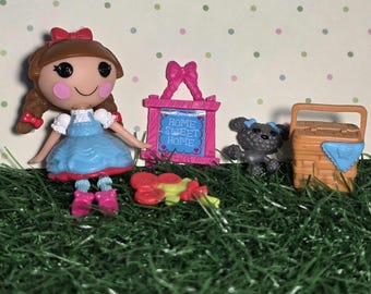 Mini Lalaloopsy Dorothi Gale e seus acessórios
