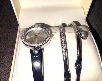 Conjunto de reloj y brazalete Anne Klein Premium con detalles de cristal para mujer, AK/3288