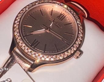 Reloj Caravelle 44L132 Crystal New York para mujer con esfera en oro rosa y correa de piel