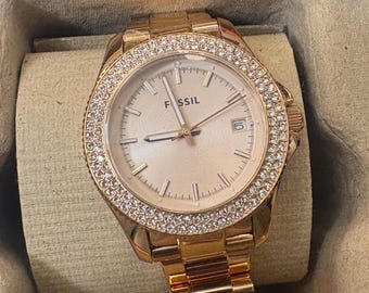 Reloj Fossil Retro Traveler para mujer en tono oro rosa, modelo AM4454