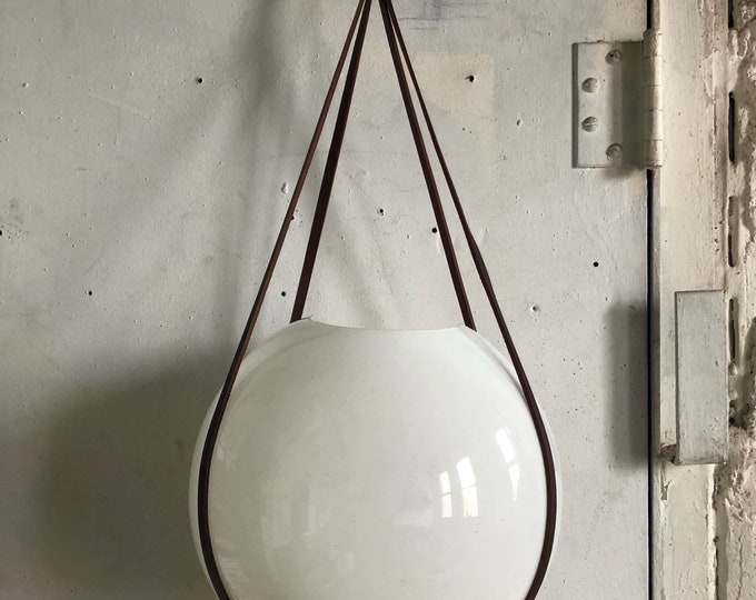 Plant hanger in leather