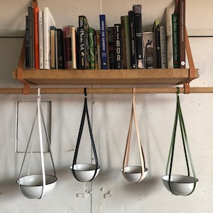 Plant hanger in leather