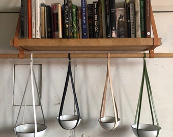 Plant hanger in leather