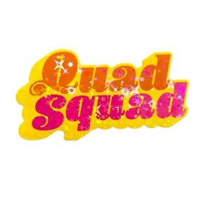 Könnte beinhalten: Ein gelber und rosa Aufkleber mit dem Text "Quad Squad" in einer Retro-Schrift. Der Aufkleber ist mit kleinen, glitzernden Sternen bedeckt.