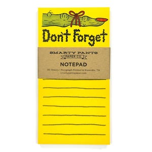 Op de afbeelding: Geel notitieblok met de tekst "Don't Forget" boven een groene vingerillustratie. Het notitieblok heeft horizontale lijnen en een bruine band met de tekst "SMARTY PANTS PAPER CO. NOTEPAD".