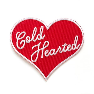 Peut inclure: Patch en forme de cœur rouge avec une broderie blanche qui dit "Cold Hearted".