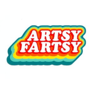 Op de afbeelding: Een sticker met de tekst "ARTSY FARTSY" in een retro, regenboogkleurig lettertype. De tekst is wit met een rode omtrek en is gelaagd op een gele, oranje en turquoise achtergrond.