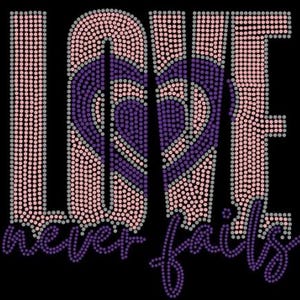 Op de afbeelding: Strasssteenontwerp met het woord "LOVE" in roze en grijs met een paars hart in het midden. De woorden "never fails" staan in paars onder het woord "LOVE".