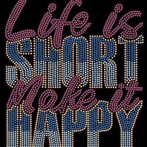 Może przedstawiać: Czarne tło z napisem "Life is Short Make it Happy" w kropkowym wzorze. Słowa są w mieszance różowych, niebieskich i żółtych kropek, tworząc żywy i przyciągający wzrok design.