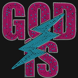 Puede incluir: Diseño gráfico negro con las palabras "GOD IS" en rosa, letras punteadas. Un rayo azul, también hecho de puntos, cruza el texto. Adecuado para ropa o accesorios.