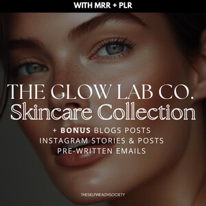 Op de afbeelding: Close-up van een vrouwenportret met de witte tekst "THE GLOW LAB CO. Skincare Collection". Extra tekst is "+ BONUS BLOGS POSTS, INSTAGRAM STORIES & POSTS, PRE-WRITTEN EMAILS". De afbeelding heeft een zacht, gloeiend effect.
