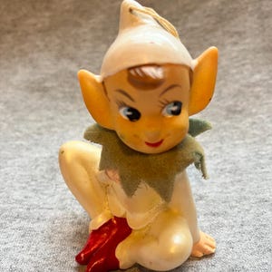 Duendes navideños de goma vintage de los años 50, blancos, sentados con las piernas cruzadas, fabricados en Japón.