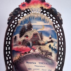 Decoración de pared publicitaria de cartón troquelado con escena navideña invernal en los Alpes franceses vintage