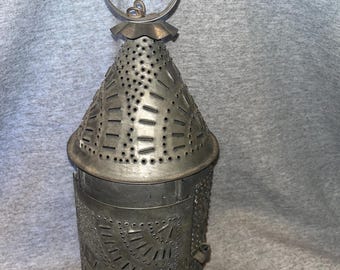 Linterna antigua primitiva de hojalata perforada con forma de sol, estilo Revere estadounidense primitivo, circa 1800.