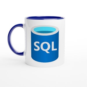 Peut inclure: Une tasse en céramique blanche avec un bord et une poignée bleus. La tasse présente une illustration bleue et blanche d'une icône de base de données avec le mot "SQL" en texte blanc.
