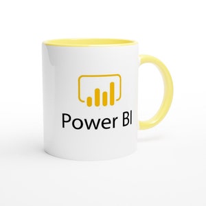 Può includere: Una tazza in ceramica bianca con bordo e manico gialli. La tazza presenta un logo Power BI giallo con un'icona a barre e il testo "Power BI" in nero.