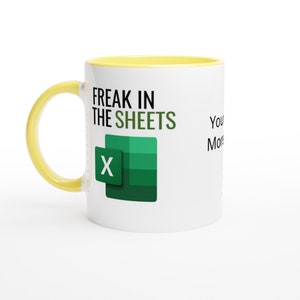 Puede incluir: Taza de cerámica blanca con borde amarillo. La taza tiene un gráfico en negro y verde del logotipo de Google Sheets y el texto "Freak in the Sheets".