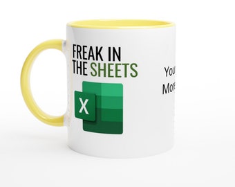Könnte beinhalten: Eine weiße Keramiktasse mit gelbem Rand. Die Tasse zeigt eine schwarze und grüne Grafik des Google Sheets-Logos und den Text "Freak in the Sheets".