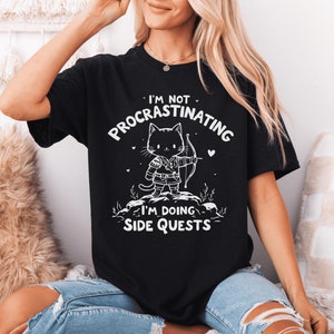 I&#39;m Not Procrastinating I&#39;m Doing Side Quests Shirt, Sarcastic Graphic T-Shirt, Gift for Lazy Friends, Cotton Shirt, Casual Top