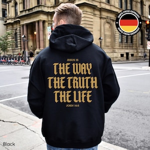 Könnte beinhalten: Handgefertigtes Holzschild mit dem Text "Welcome to our home" in handschriftlichem Stil. Das Schild ist weiß mit schwarzer Schrift bemalt und hat eine Used-Optik, geeignet für den Innen- und Außenbereich.