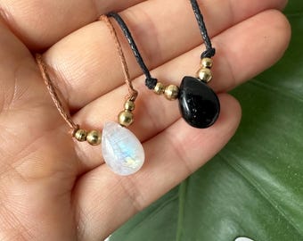 Collar de piedras preciosas naturales: collar protector con piedra preciosa en forma de gota sobre un cordón de algodón ajustable, perfecto como regalo.