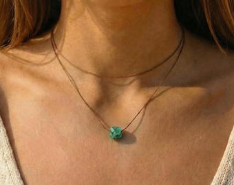 Gargantilla discreta de esmeralda cruda, esmeralda cruda en gargantilla ajustable, collar de esmeralda, gargantilla de piedras preciosas, gargantilla de piedra de nacimiento, regalo para novia