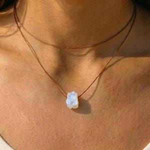 Gargantilla de piedra lunar en bruto, piedra lunar en bruto en gargantilla ajustable, collar de piedra lunar, collar impermeable, collar hecho a mano, collar envolvente de piedra lunar imagen 1