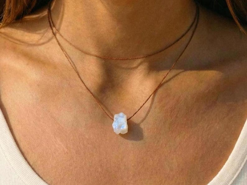 Gargantilla de piedra lunar en bruto, piedra lunar en bruto en gargantilla ajustable, collar de piedra lunar, collar impermeable, collar hecho a mano, collar envolvente de piedra lunar imagen 1